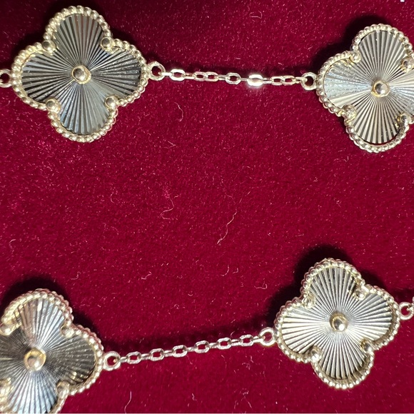 Elegant Gold Flower Bracelet - Picture 12 of 16